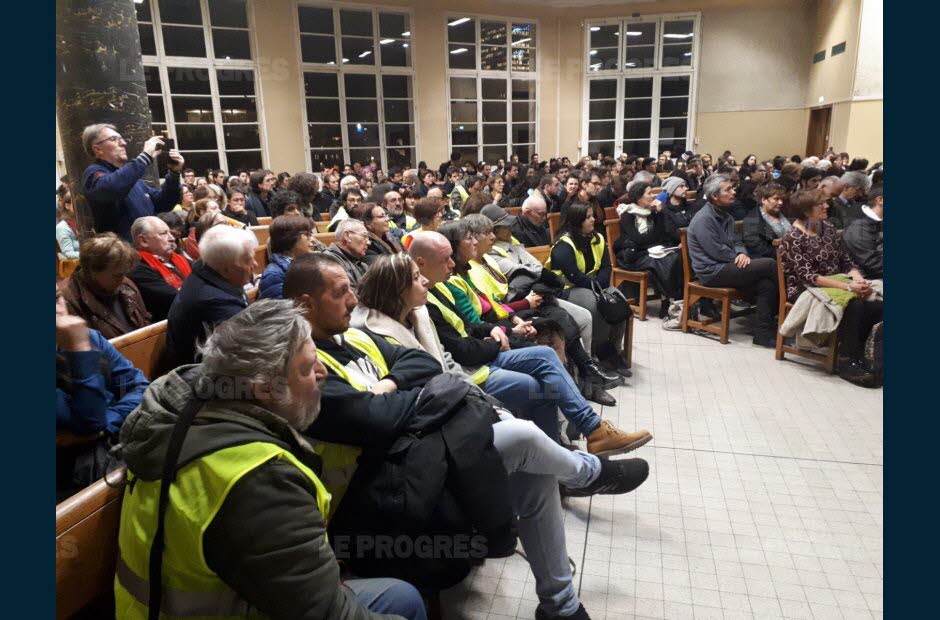 Ce lundi 17 decembre pres de 300 gilets jaunes se sont rassembles a la bourse du travail a lyon photo xavier breuil 1545073331